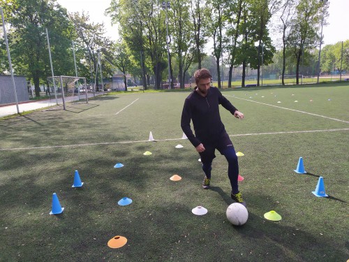 Trening piłkarski dla starszych osób