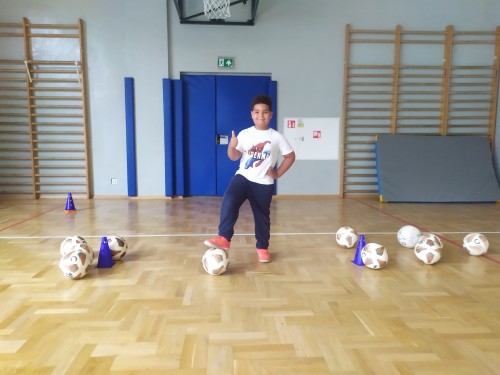 Trening piłkarski na hali w Krakowie
